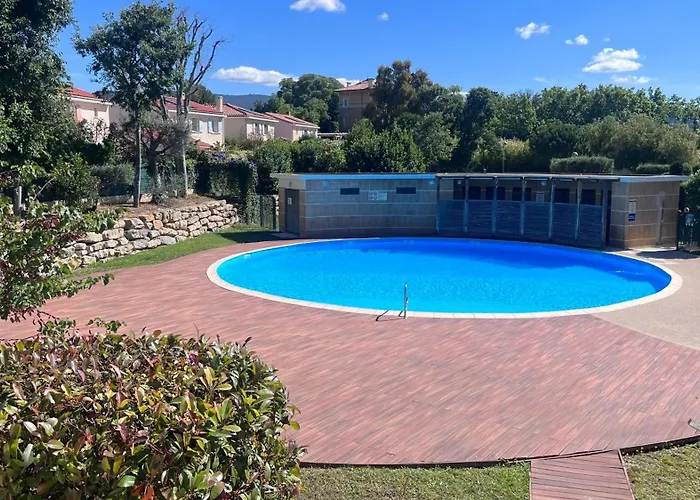 Appartement 2 Chambres Dans Residence Avec Piscine Et Parking