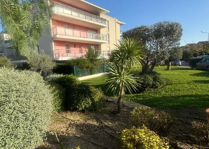 Appartement 2 Chambres Dans Residence Avec Piscine Et Parking
