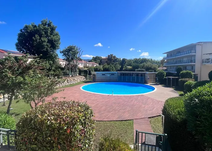 Appartement 2 Chambres Dans Residence Avec Piscine Et Parking