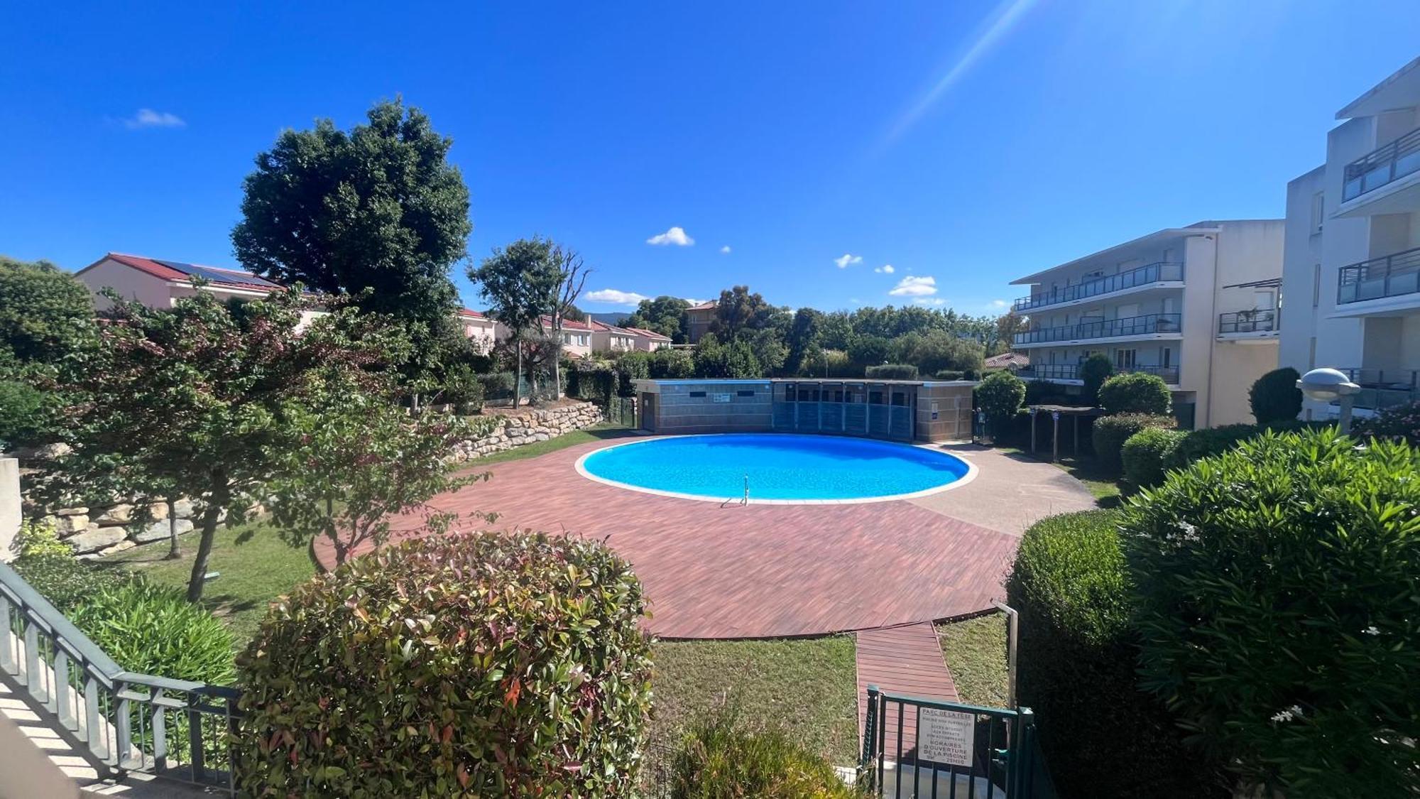 2 Dans Avec Piscine Et Parking La Ciotat